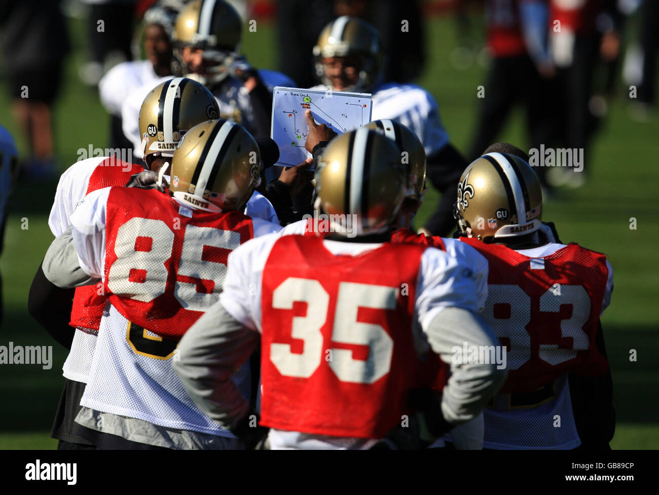 NFL - International Series - New Orleans Saints / San Diego Chargers - Training - The Grove Hotel. Die Spieler von New Orleans Saints schauen sich während ihres Trainings einen Aktionsplan an Stockfoto