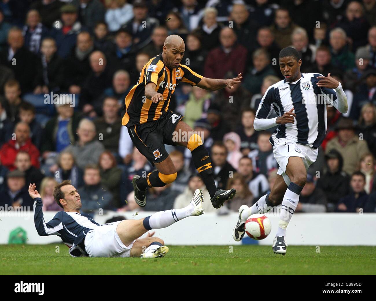 Marlon King von Hull City kämpft mit West um den Ball Ryan Donk von Bromwich Albion (rechts) und Iglesias Borja Valero Stockfoto