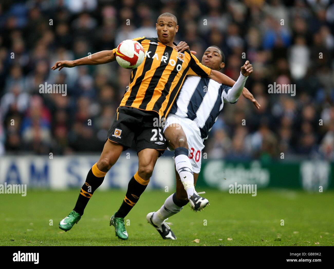 Fußball - Barclays Premier League - West Bromwich Albion gegen Hull City - The Hawthorns. Ryan Donk von West Bromwich Albion und Daniel Cousin von Hull City kämpfen um den Ball Stockfoto