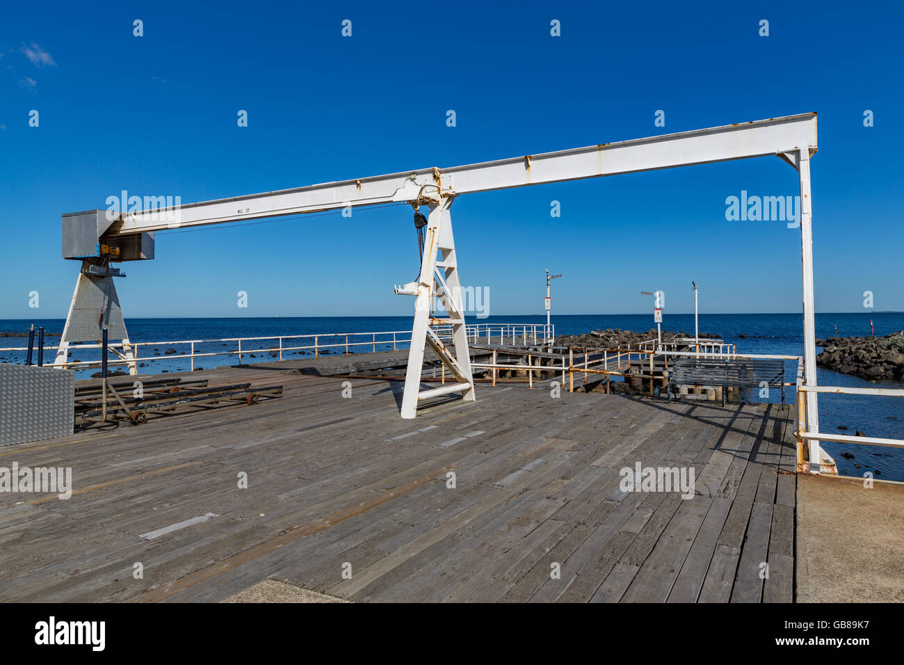 Bootskran am Steg am Williamstown, Victoria, Australien Stockfoto