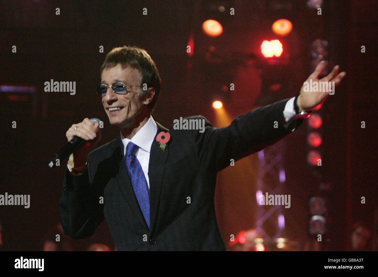 Robin Gibb tritt bei den BBC Electric Proms 2008 - Saturday Night Fever im Roundhouse, Chalk Farm, London auf. Stockfoto