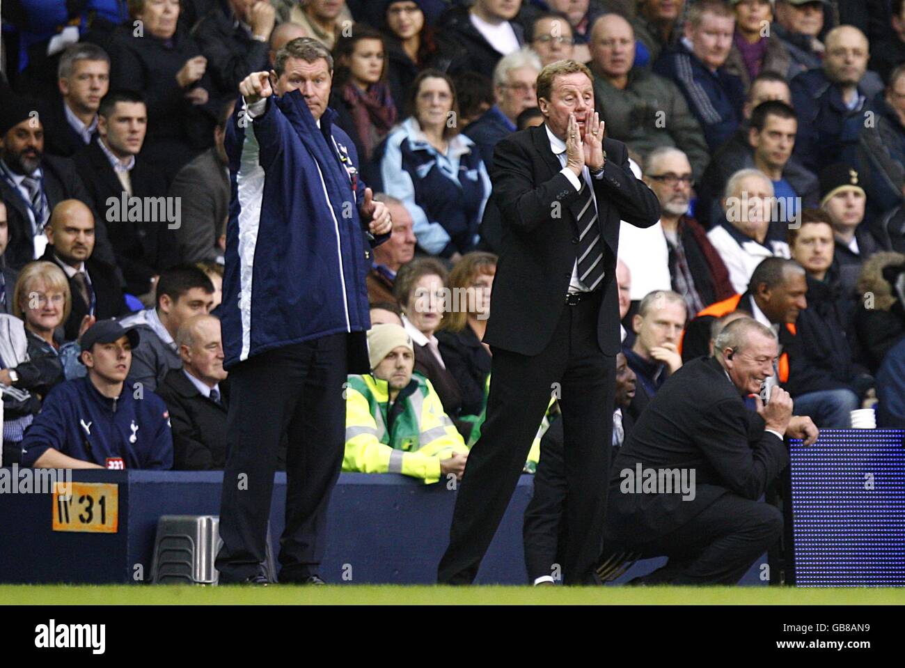 Fußball - Barclays Premier League - Tottenham Hotspur gegen Bolton Wanderers - White Hart Lane. Tottenham Hotspur Manager Harry Redknapp (rechts) und Coach Clive Allen Geste auf der Touchline Stockfoto