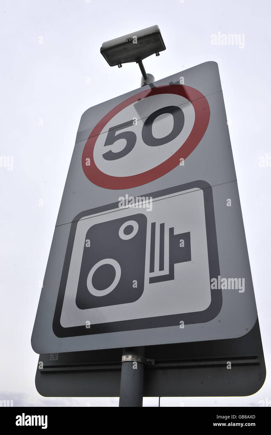 Stock - Blitzerdaten. Ein Zeichen mit einer Geschwindigkeit von 50 km/h und darunter ein Symbol für die Radarkamera. Stockfoto