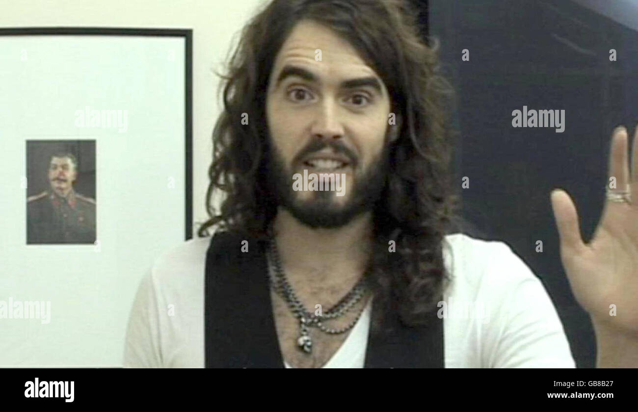 Screen Grab von Russell Brand während einer Erklärung, in der er seinen Rücktritt von seiner Radio 2-Show angekündigt. Stockfoto