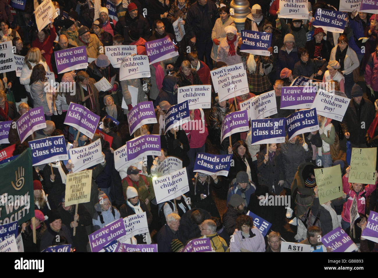 Lehrer und Eltern protestieren vor dem Leinster House, Dublin, gegen vorgeschlagene Bildungssenkungen im jüngsten Haushalt. Stockfoto