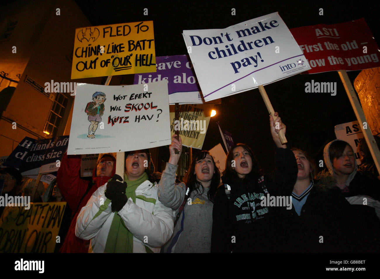 Lehrer und Eltern protestieren vor dem Leinster House, Dublin, gegen vorgeschlagene Bildungssenkungen im jüngsten Haushalt. Stockfoto