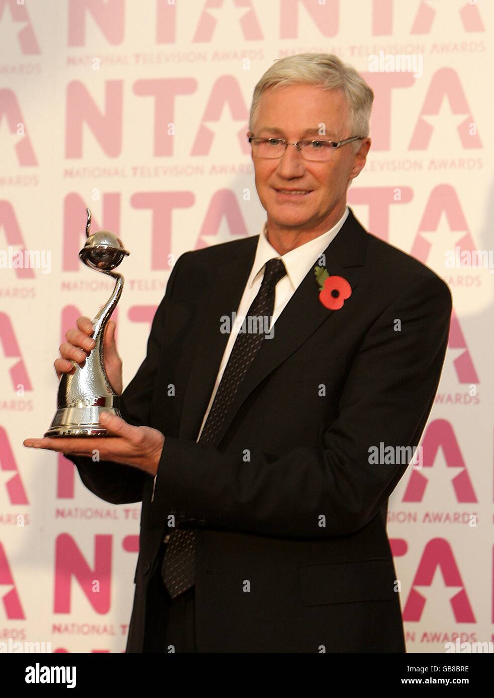 Paul O'Grady mit seiner Auszeichnung für das beliebteste Unterhaltungsprogramm, bei den National Television Awards 2008 in der Royal Albert Hall, Kensington Gore, SW7. Stockfoto