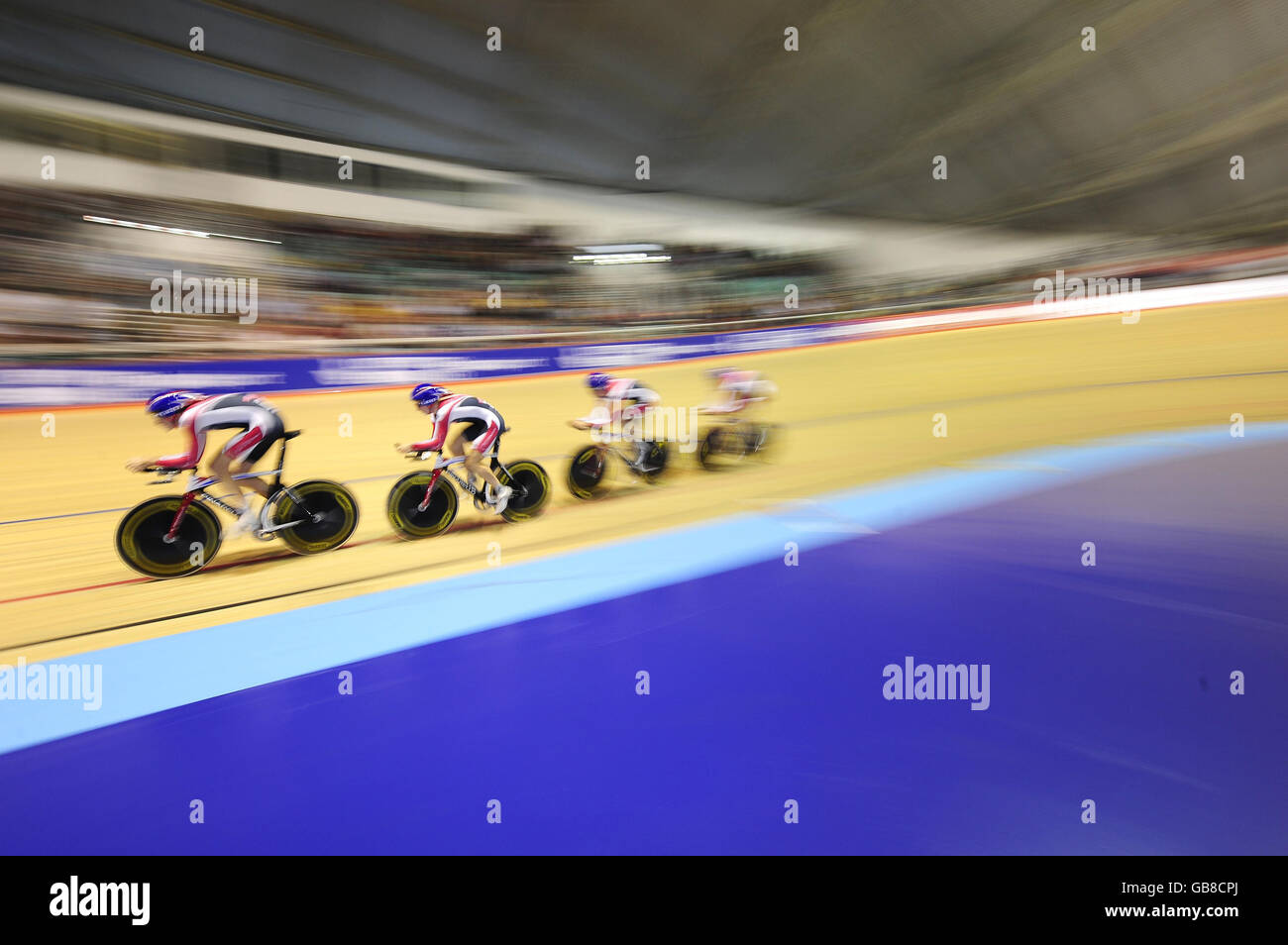 Das GB Under 23 Pursuit Team von Mark Christian, Andrew Fenn, Luke Rowe und Erick Rowsell nimmt während des UCI Track World Cup im Manchester Velodrome, Manchester, am Men's Team Pursuit Teil. Stockfoto