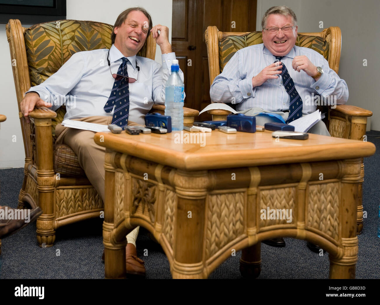 EZB-Vorsitzende Giles Clarke mit EZB-Chef David Collier (rechts) bei einer Pressekonferenz im Team-Hotel Antigua. Stockfoto