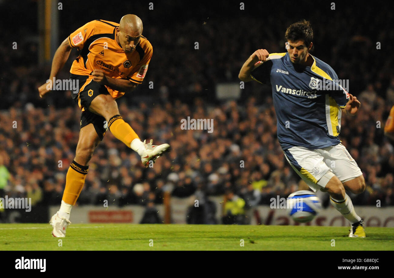 Fußball - Coca-Cola Football League Championship - Cardiff City gegen Wolverhampton Wanderers - Ninian Park. Chris Iwelumo von Wolverhampton Wanderers schießt beim Coca-Cola Championship-Spiel im Ninian Park, Cardiff, das Eröffnungstreffer ein. Stockfoto