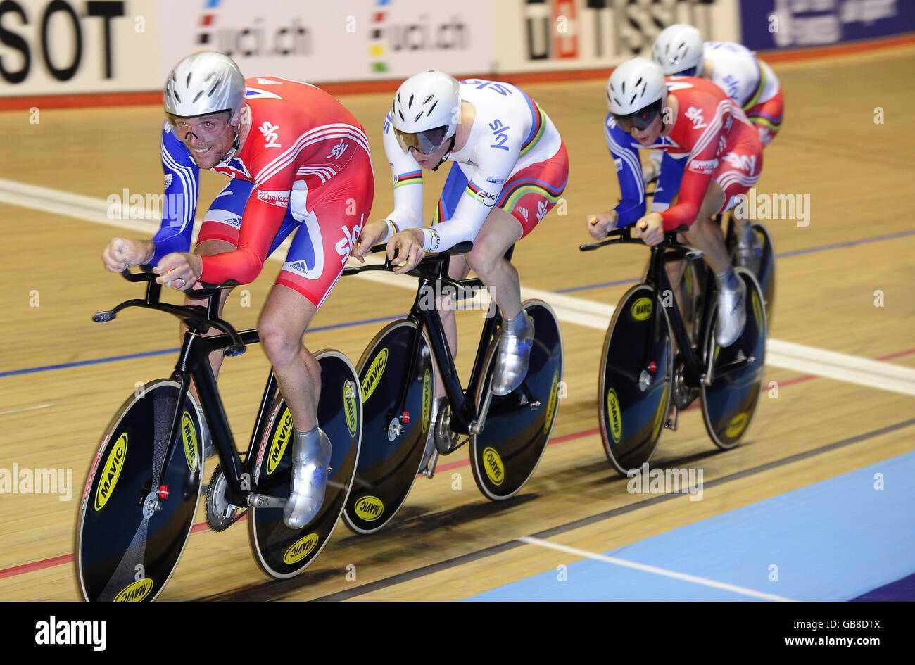 Das britische Men's Pursuit Team (von links nach rechts) unter der Führung von Rob Hayles, gefolgt von Geraint Thomas, Steven Burke und Ed Clancy, gewinnt beim UCI Track World Cup im Manchester Velodrome, Manchester, die Goldmedaille im Team Pursuit. Stockfoto