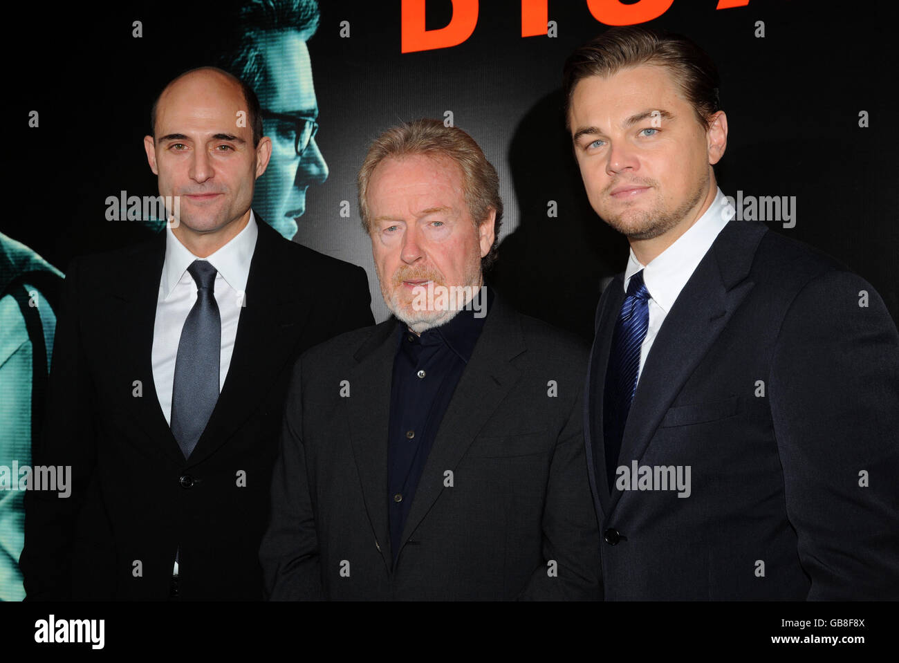 Leonardo DiCaprio, rechts, mit dem Regisseur Ridley Scott, dem britischen Schauspieler Mark Strong und dem Centre kommen zur britischen Filmpremiere von „Body of Lies“ im Vue West End im Zentrum von London. Stockfoto