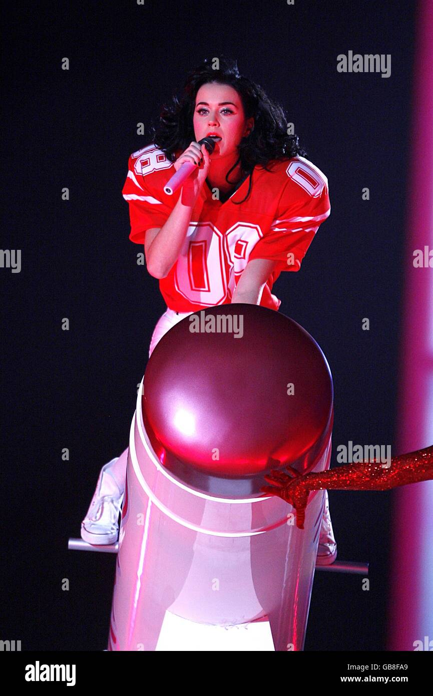 Katy Perry auf der Bühne während der MTV Europe Music Video Awards 2008 in der Echo Arena, Liverpool. Stockfoto