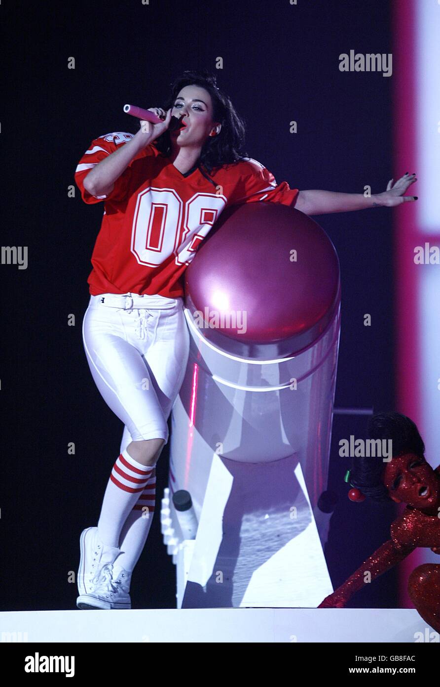 Katy Perry auf der Bühne während der MTV Europe Music Video Awards 2008 in der Echo Arena, Liverpool. Stockfoto