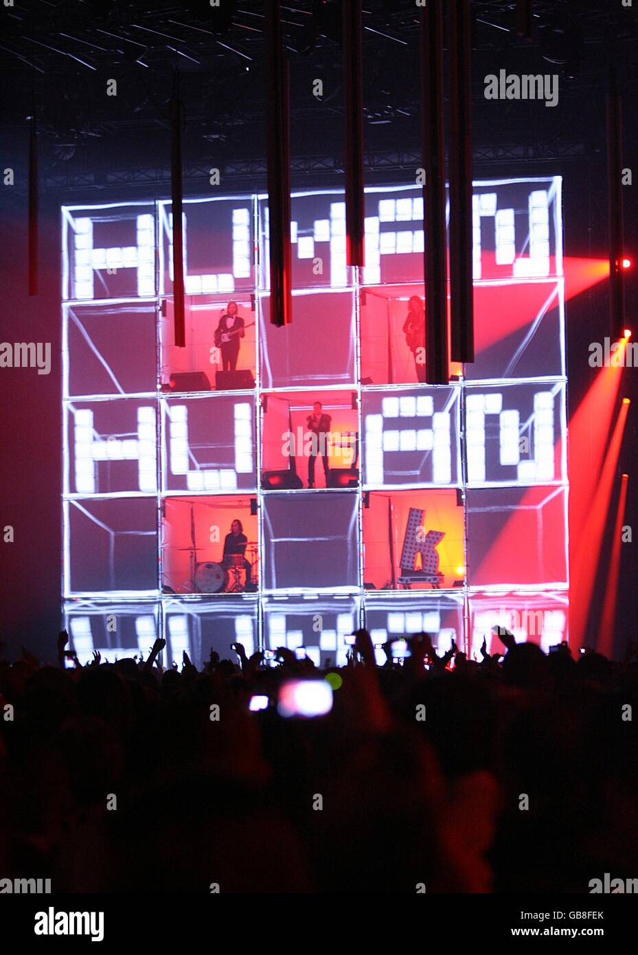 MTV Europe Music Video Awards - Show - Liverpool. Die Killers treten während der MTV Europe Music Video Awards 2008 in der Echo Arena, Liverpool, auf der Bühne auf. Stockfoto