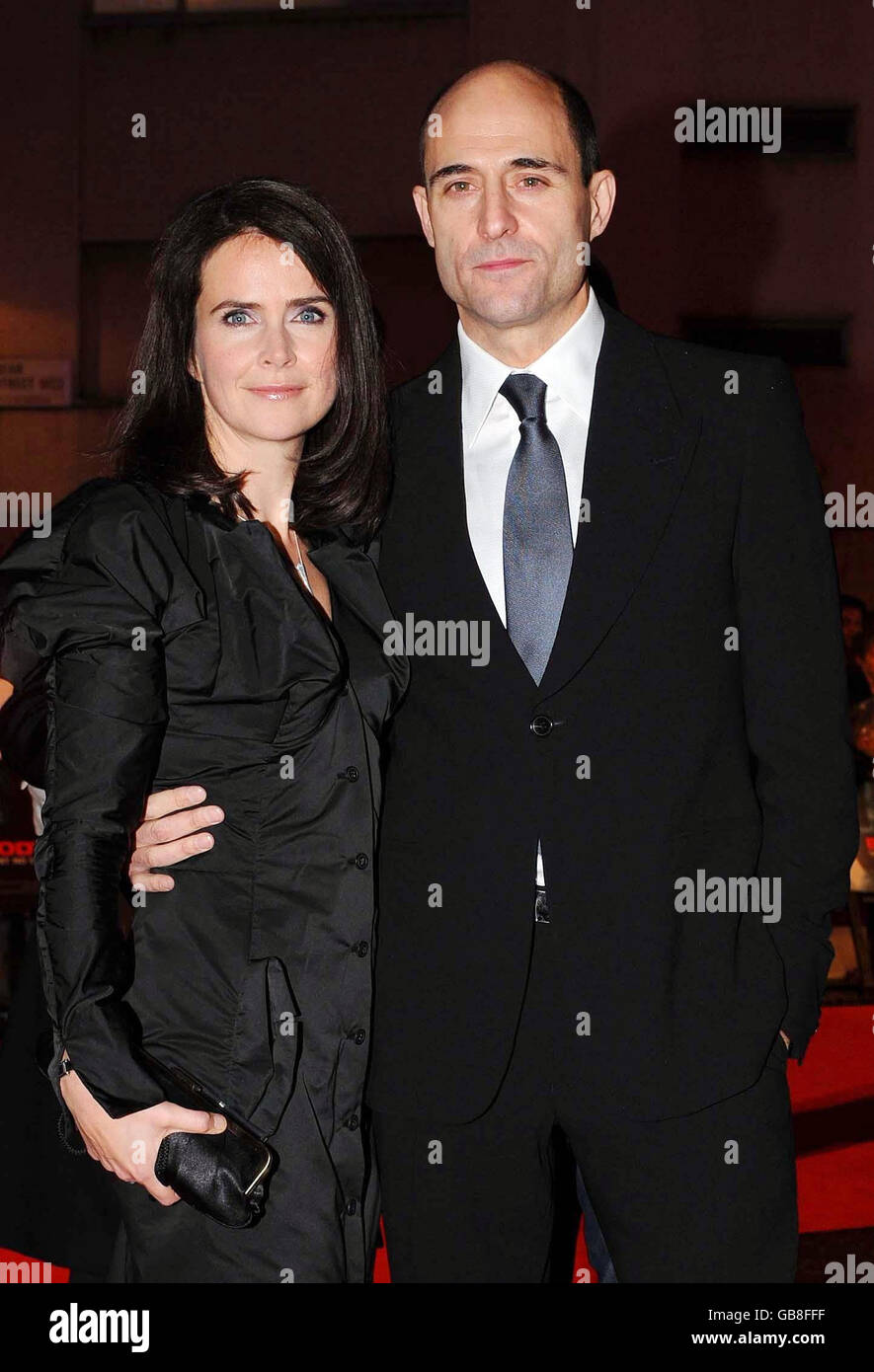 Der britische Schauspieler Mark Strong und seine Partnerin Liza bei der britischen Filmpremiere von „Body of Lies“ im Vue West End im Zentrum von London. Stockfoto