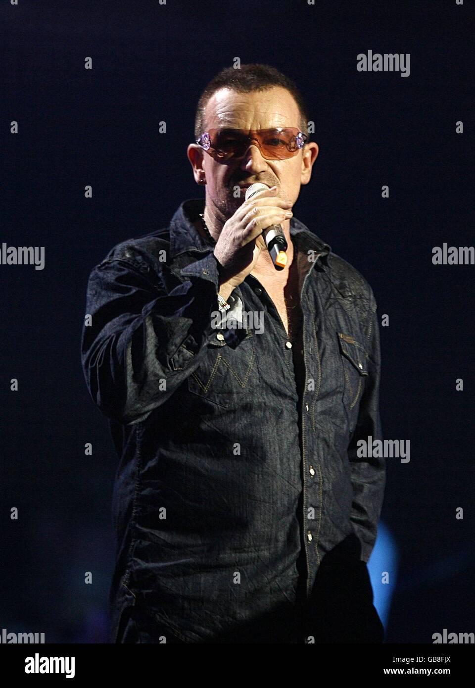 MTV Europe Music Video Awards - Show - Liverpool. Bono von U2 auf der Bühne während der MTV Europe Music Video Awards 2008 in der Echo Arena, Liverpool. Stockfoto