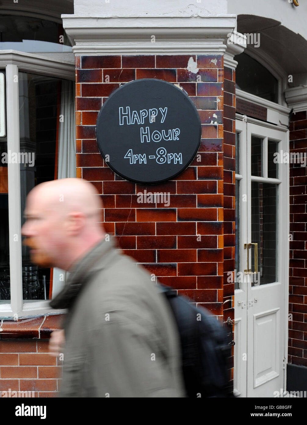 Rufen Sie an, um die „Happy Hour“-Angebote für Getränke zu verbieten. Eine Londoner Bar wirbt mit Happy Hour zwischen 16:00 und 20:00 Uhr. Stockfoto