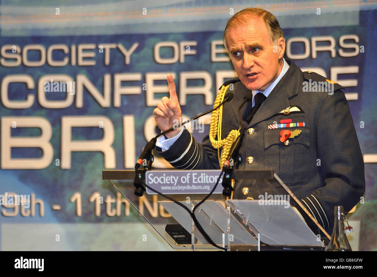 Air Chief Marshal Sir Jock Stirrup, Chief of the Defense Staff, spricht auf der Society of Editors Konferenz, Marriott Royal Hotel, Bristol. Stockfoto