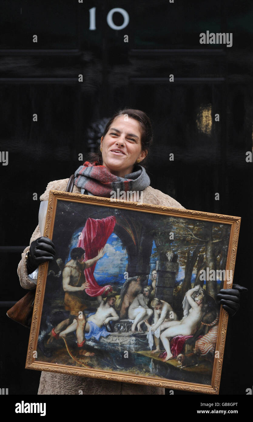 Die Künstlerin Tracey Emin übergibt eine Künstlerpetition und eine Kopie von Tizians Diana und Actaeon an die Downing Street in London, in der sie die Unterstützung der Künstler für die National Gallerys of Scotland and London zum Ausdruck bringt, um dieses Gemälde und Tizians Diana und Callisto zu retten. Stockfoto