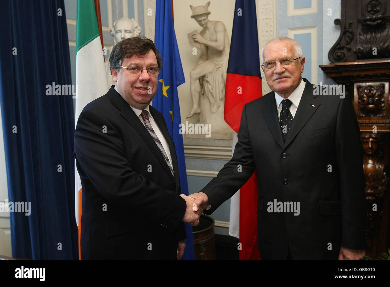 Taoiseach Brian Cowen (links) trifft sich mit dem Präsidenten der Tschechischen Republik, Vaclav Klaus (rechts), im Iveagh House, Dublin. Stockfoto