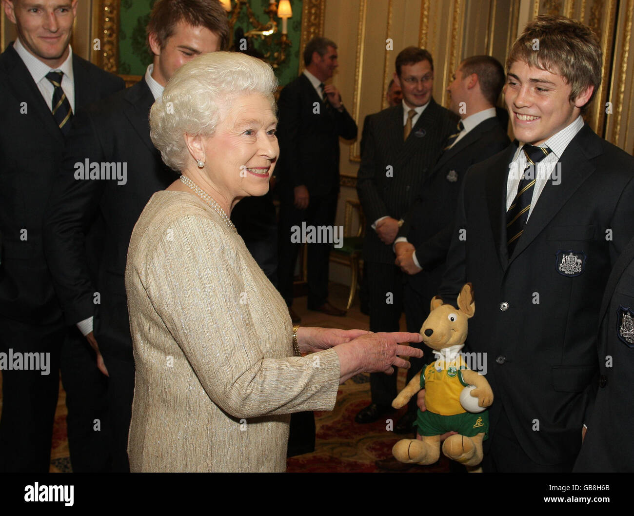 Die britische Königin Elizabeth II. Schaut auf ein Wallaby-Maskottchen, das der australische Rugby-Spieler James O'Connor bei einem Empfang für das Australian Touring Rugby Team im Windsor Castle, Windsor, gehalten hat. Stockfoto