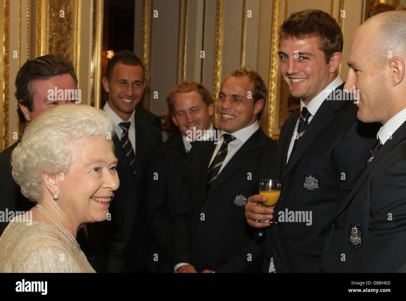 Die britische Königin Elizabeth II. Spricht mit (von links nach rechts) John O'Neill, Managing Director und Chief Executive Officer der Australian Rugby Union (teilweise verdeckt), Und die australischen Rugby-Spieler Quade Cooper, Brett Sheehan, Phil Waugh, Dean Mumm und Stirling Mortlock bei einem Empfang für das Australian Touring Rugby-Team im Windsor Castle, Windsor. Stockfoto