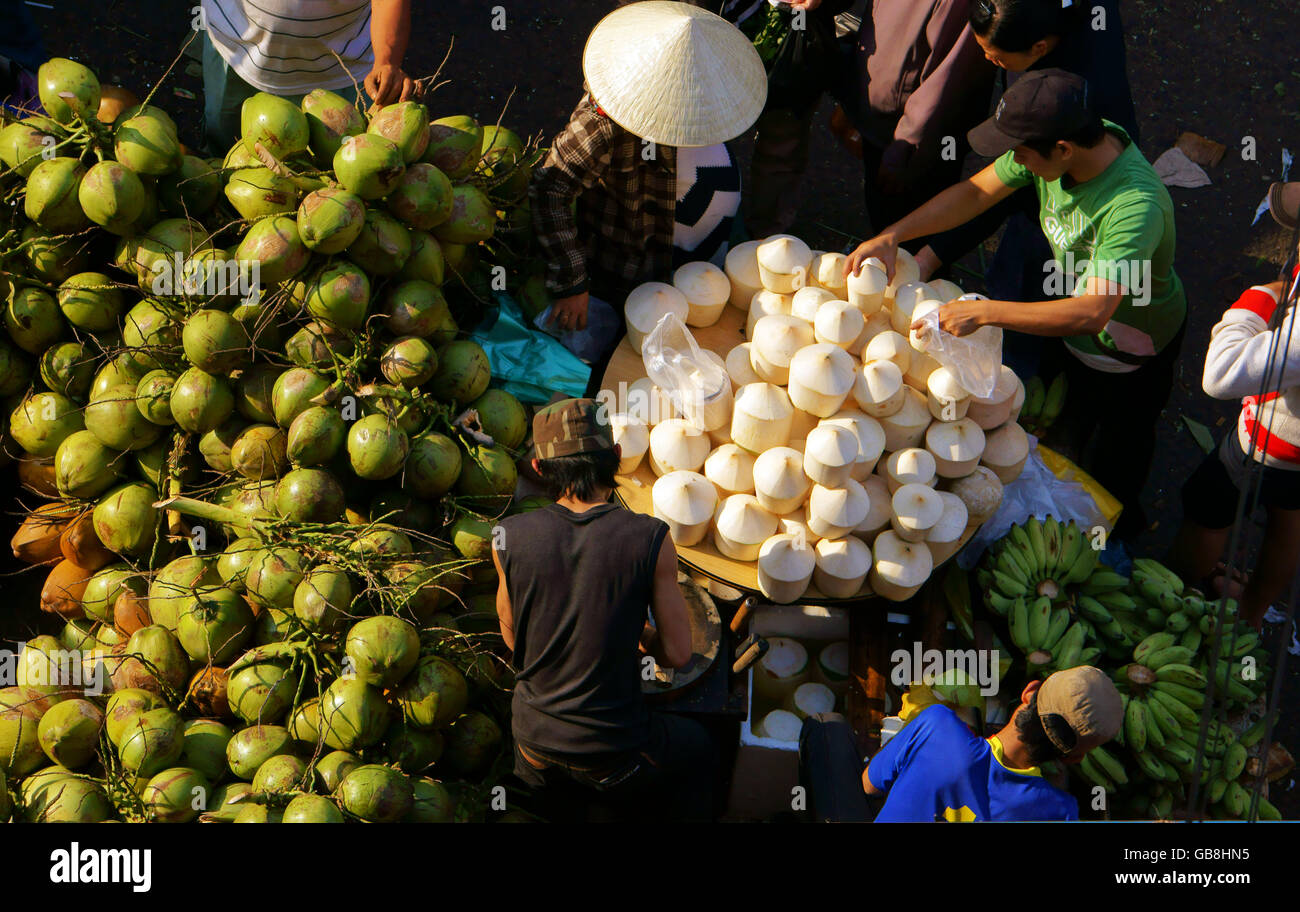 Menschen zu verkaufen und kaufen Kokos-Frucht am Markt unter freiem Himmel, Dalat, Viet Nam - 8. Februar 2013 Stockfoto