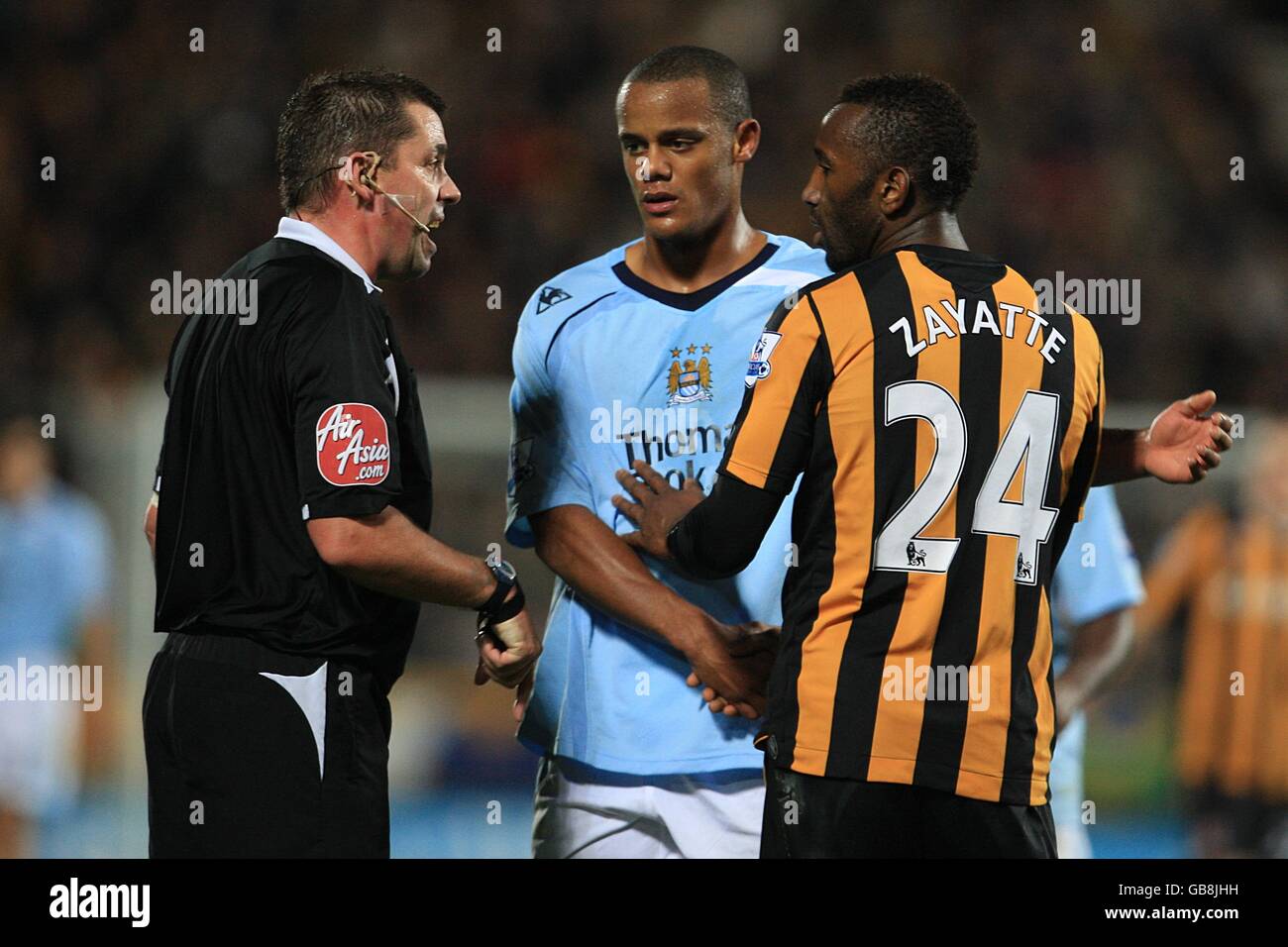 Schiedsrichter Phil Dowd (l) hat Worte mit Kamil von Hull City Zayatte (r) und Manchester City's Vincent Kompany (c) während der Spiel Stockfoto