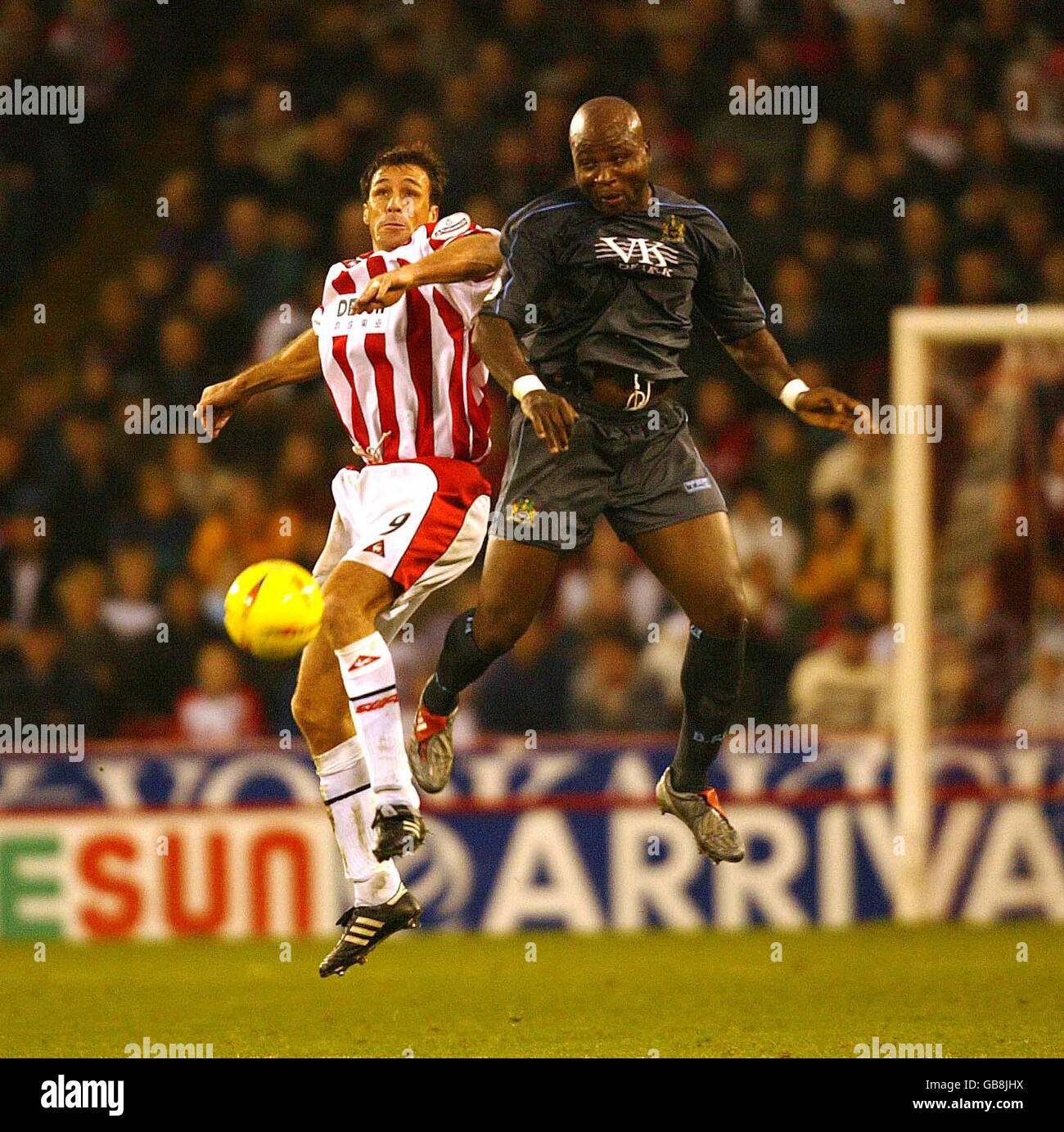 Ashley ward von Sheffield United und Arthur Gnohere von Burnley kämpfen um Der Ball Stockfoto