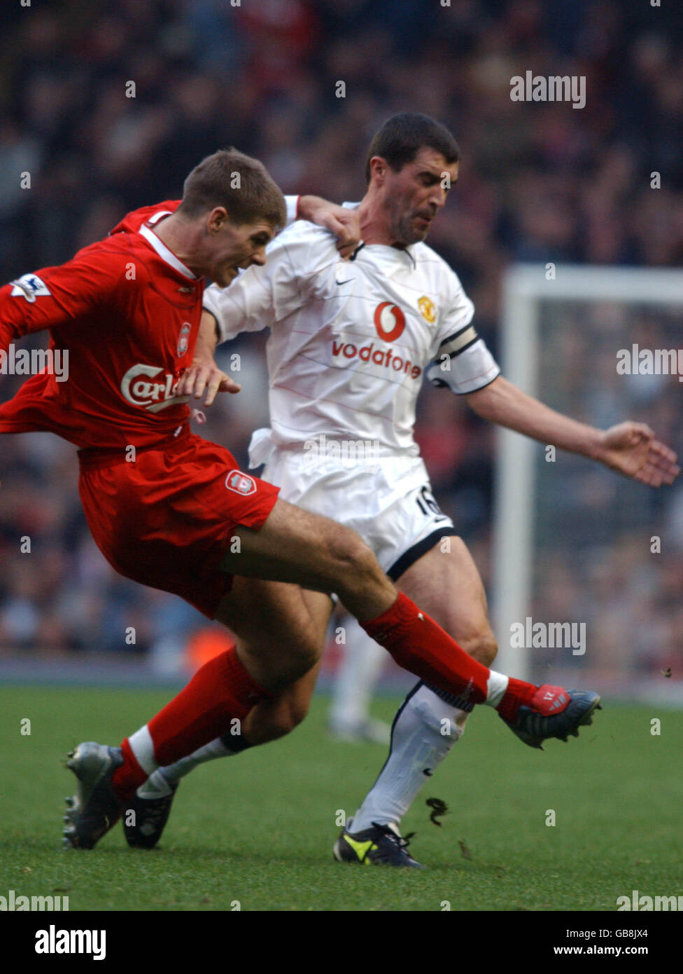 Fußball - FA Barclaycard Premiership - Liverpool / Manchester United. Der Liverpooler Steven Gerrard wird von Roy Keane von Manchester United angegangen Stockfoto