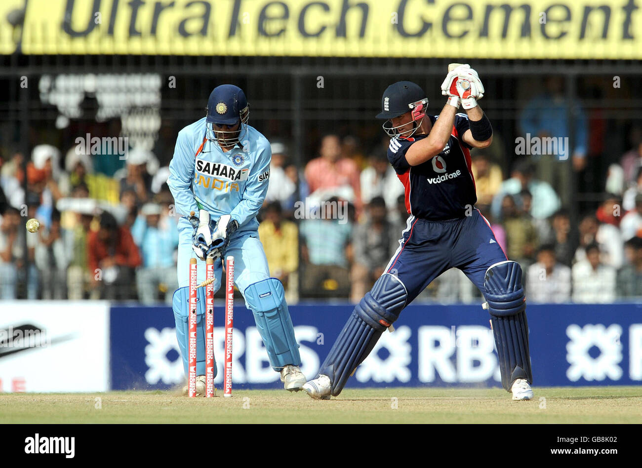 Der englische Matt Prior wird vom indischen Yuvraj Singh während des zweiten One Day International im Nehru Stadium in Indore, Indien, ausgekrümmelt. Stockfoto