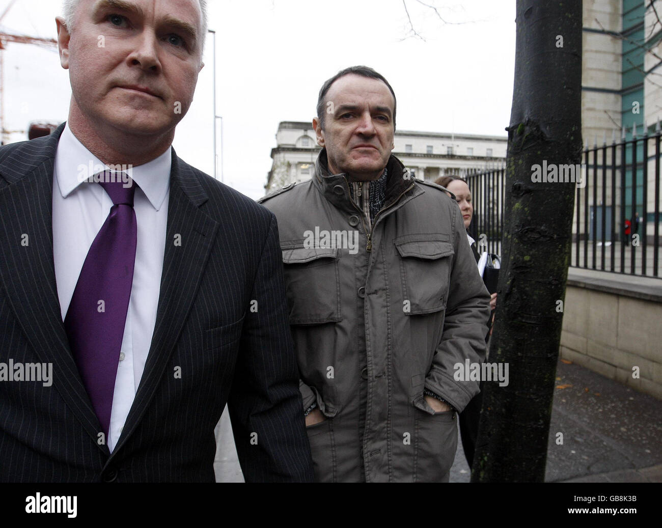 Das ETA-Mitglied Inaki de Juana Chaos, 53, (Mitte) verlässt das Laganside Court in Belfast. Stockfoto