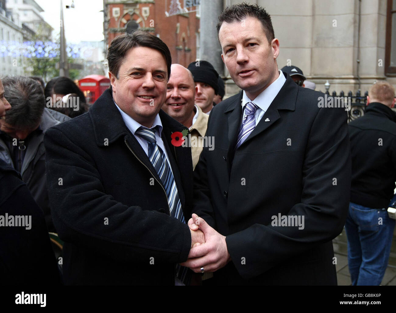 Der Lehrer und Mitglied der britischen National Party Adam Walker (rechts) vom Houghton Kepier Sports College in der Nähe von Sunderland schüttelt vor einer Anhörung des General Teaching Council in Birmingham die Hände mit dem BNP-Vorsitzenden Nick Griffin, wo Walker wegen religiöser Intoleranz beschuldigt wird, während er an einer rechtsgerichteten Website mitgearbeitet hat. Stockfoto