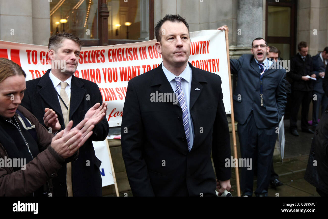 Adam Walker, Lehrer und Mitglied der British National Party, vom Houghton Kepier Sports College in der Nähe von Sunderland, steht vor einer Anhörung des General Teaching Council in Birmingham, wo er der religiösen Intoleranz beschuldigt wird, während er an einer rechtsgerichteten Website mitarbeitete. Stockfoto
