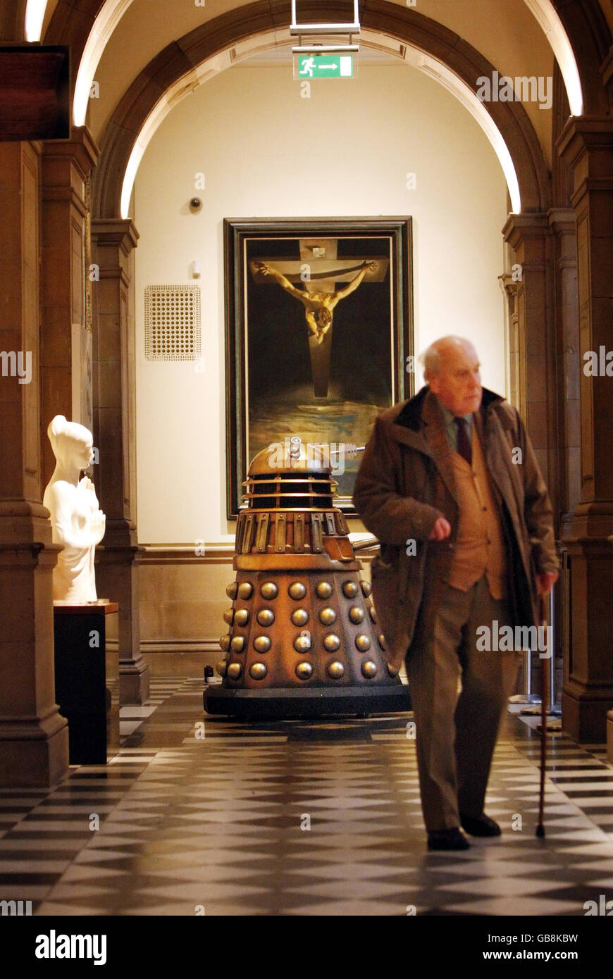 DR Who-Ausstellung. Ein Dalek in der Kelvingrove Art Gallery and Museum in Glasgow, vor einer Dr WHO-Ausstellung. Stockfoto