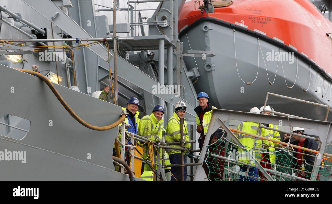 Die Schiffsbauer kehren in die Werft Cammell Laird in Birkenhead, Merseyside, zurück. Stockfoto