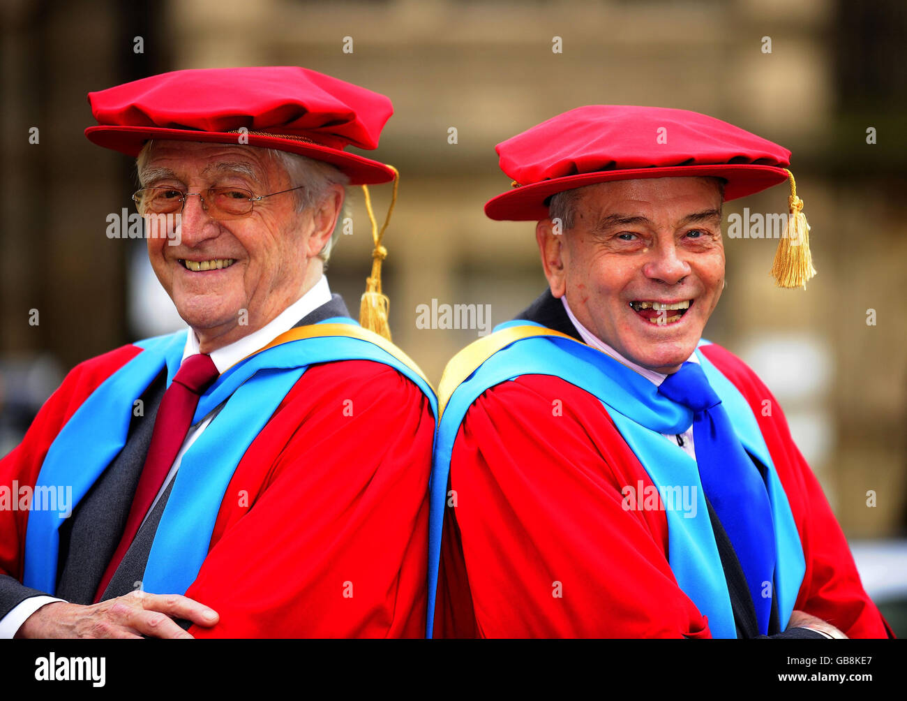 Sir Michael Parkinson (links) und Dickie Bird auf dem Campus der Huddersfield University in Barnsley, wo sie die Ehrendoktorwürde erhielten. Stockfoto