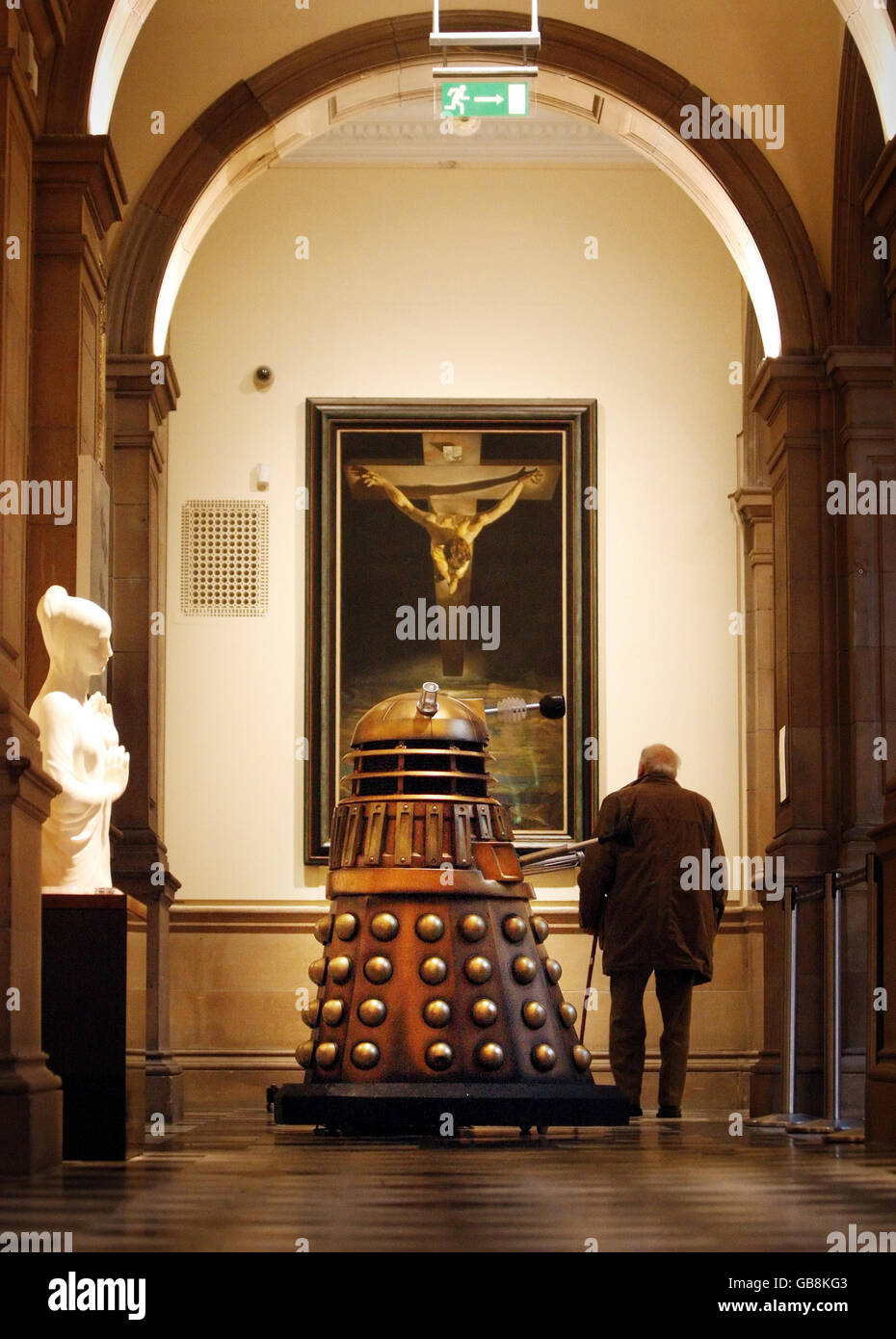 DR Who-Ausstellung. Ein Dalek in der Kelvingrove Art Gallery and Museum in Glasgow, vor einer Dr WHO-Ausstellung. Stockfoto