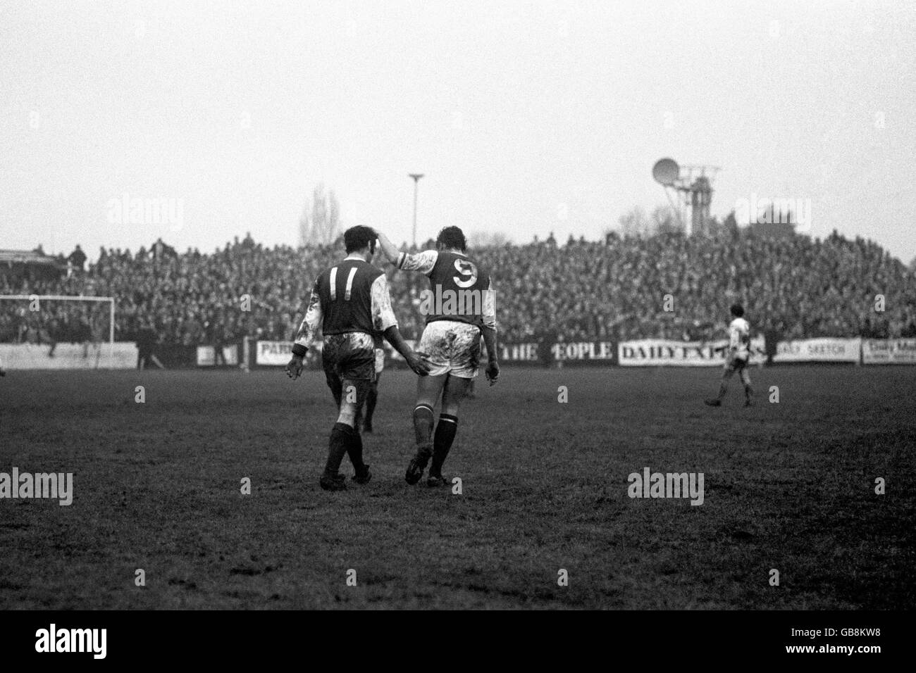 Bob McNab von Arsenal, nein 11, feiert mit Teamkollege Ray Kennedy, nein 9, nachdem John Radford ihr drittes Tor erzielt hatte. Stockfoto