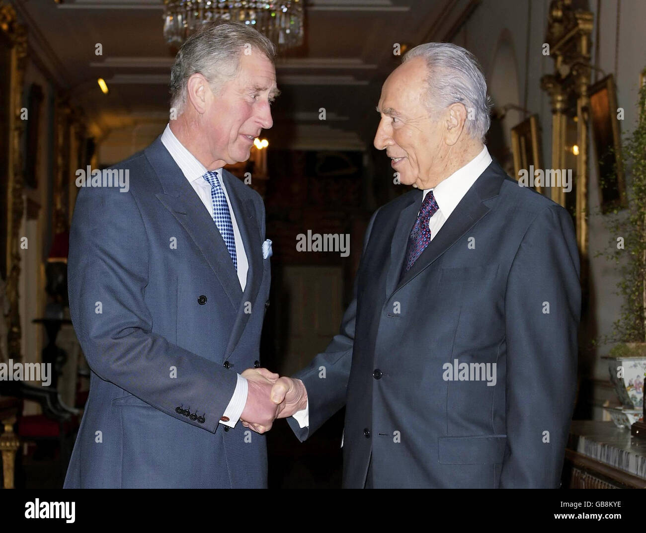 Der Prinz von Wales (links) trifft den Präsidenten Israels Shimon Peres im Clarence House, London. Stockfoto