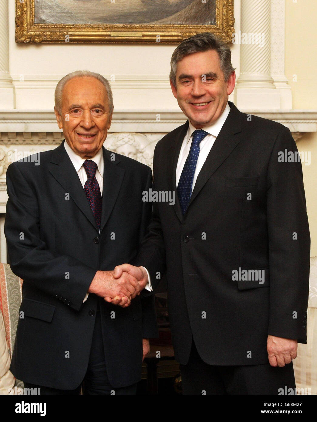 Der israelische Präsident Shimon Peres (links) wird vom britischen Premierminister Gordon Brown in der Downing Street 10 in London begrüßt. Stockfoto