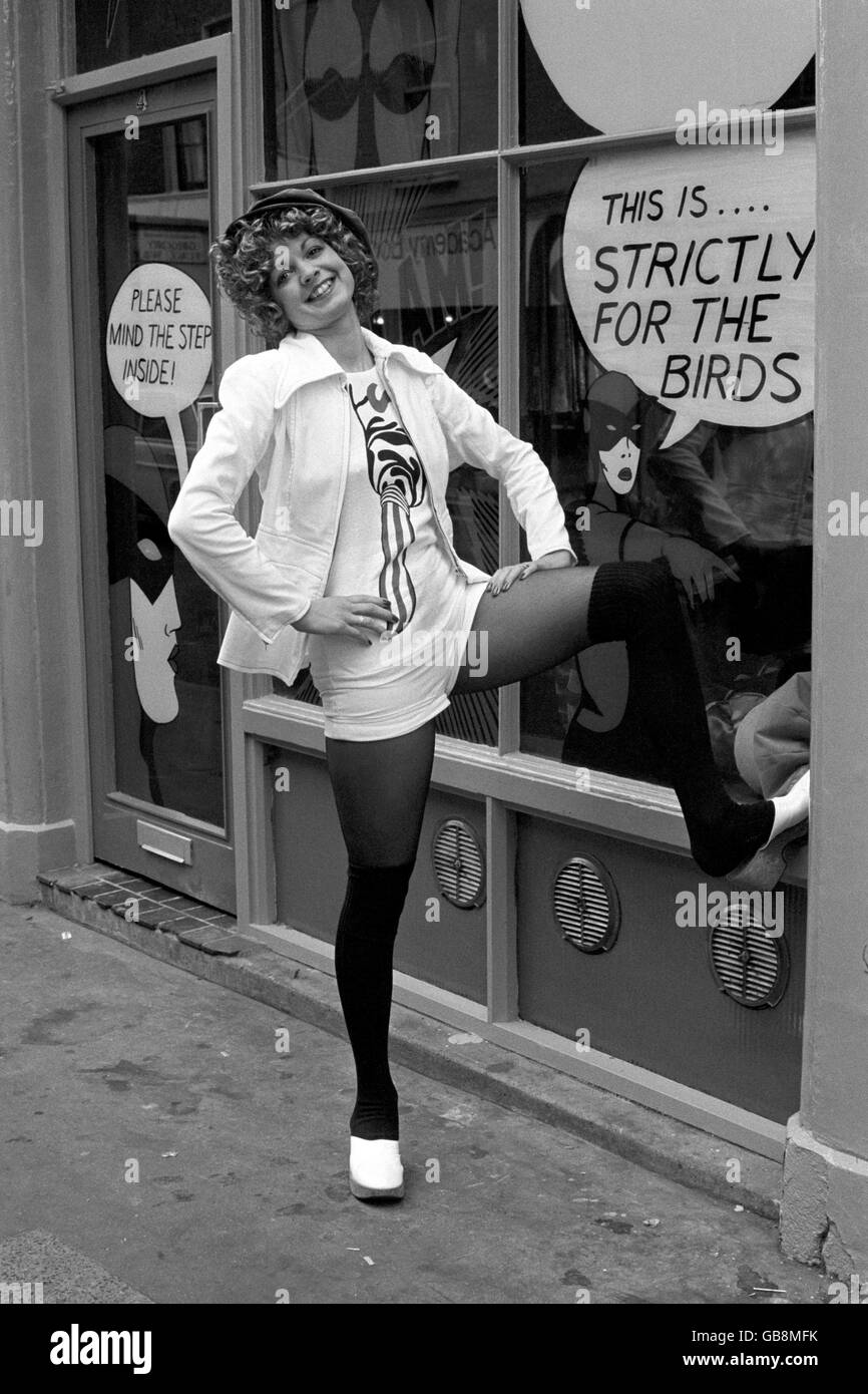 Nach dem Vorbild von Maggie Harris wird die weiße Baumwoll-Zip-Jacke mit passender Hot Pants, Baumwollweste mit großem Eiscreme-Motiv und Samtkappe getragen. Die Boutique 'Strctly for the Birds' wurde in der Kensington Church Street eröffnet. Stockfoto