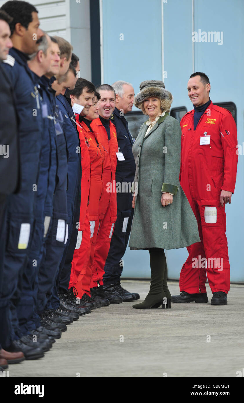 Die Herzogin von Cornwall kommt beim Wiltshire Air Ambulance Service, Devizes Wiltshire, an, trifft Mitglieder des Teams, zeigt die im Hubschrauber verwendete Ausrüstung und die tägliche Arbeit des Flight Operations Room. Stockfoto