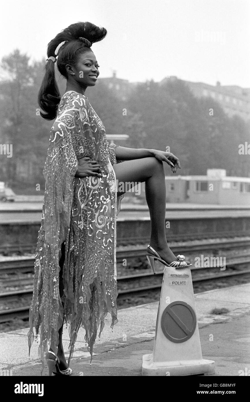 Mode - Damen tragen - Zandra Rhodes Frühjahr-/Sommerkollektion - 1982 Stockfoto