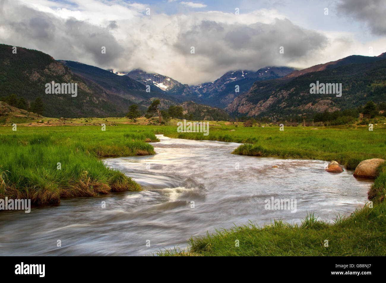 Der Big Thompson River fließt durch den Moraine Park Stockfoto