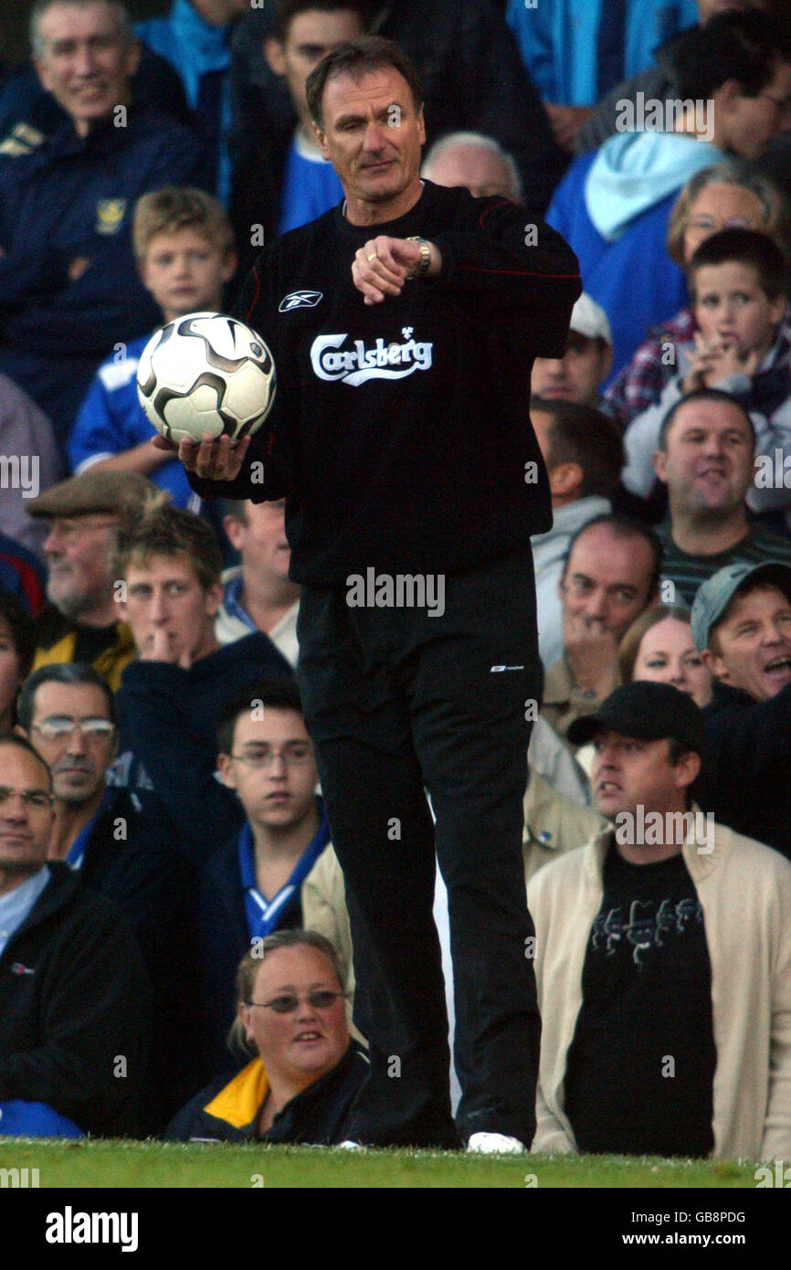 Fußball - FA Barclaycard Premiership - Portsmouth gegen Liverpool. Liverpool Assistant Manager Phil Thompson überprüft seine Uhr während des Spiels Stockfoto