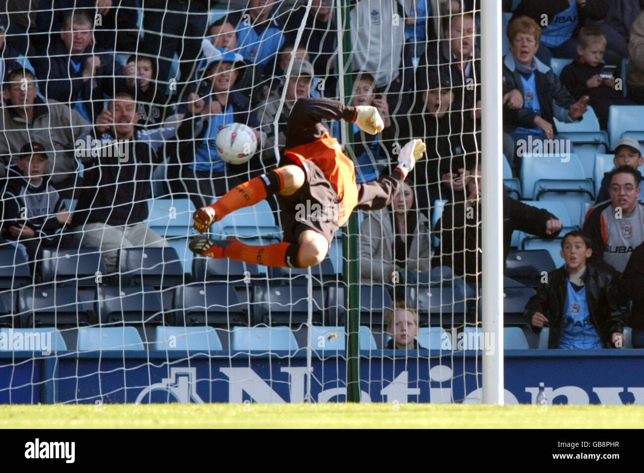 Neil Alexander von Cardiff taucht vergeblich, hält aber nicht an Die langen Ranger-Bemühungen von Michael Doyle von Coventry City Stockfoto