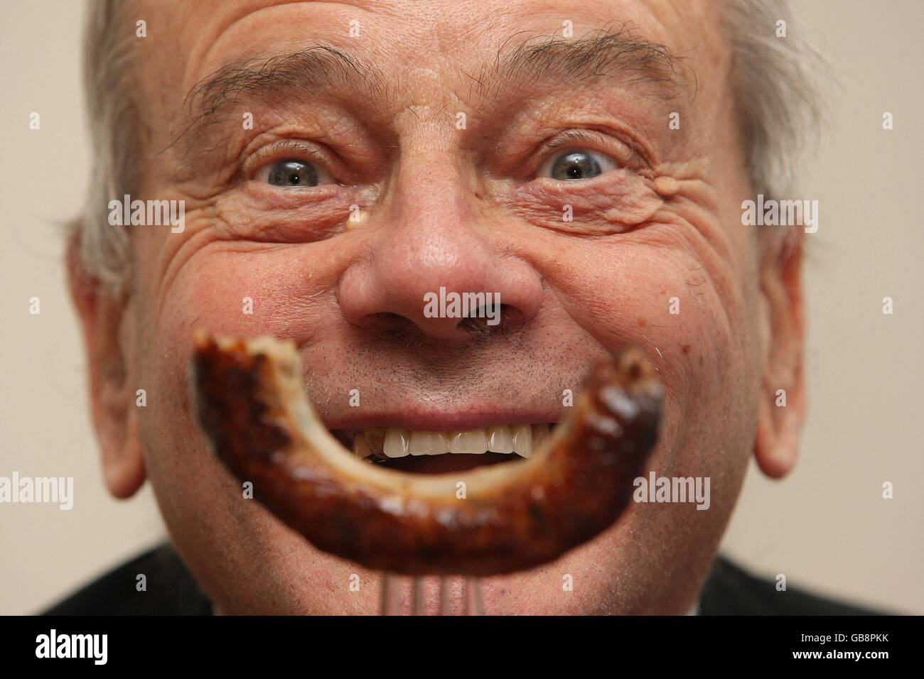 Der ehemalige Cricket-Schiedsrichter Dickie Bird nimmt an der Beurteilung der Londoner Hitze des Wettbewerbs "Britain's Landmark Bangers" im S&M Cafe, Shoreditch, London, Teil. Stockfoto