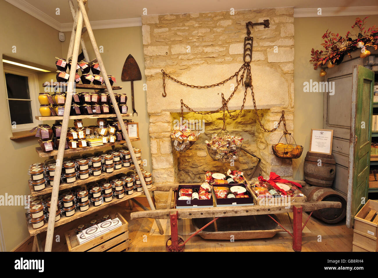 Der Highgrove-Shop enthüllt festliche Dekorationen. Die Weihnachtsdekorationen und Festartikel des Highgrove-Ladens in Tetbury, Gloucestershire. Stockfoto